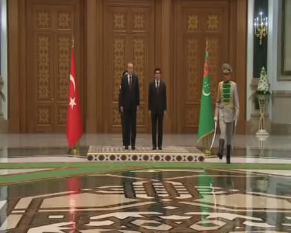 Erdoğan yine bayrağı yerde bırakmadı