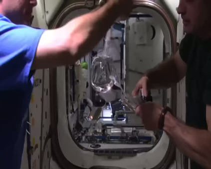Uzay istasyonunda inanılmaz su topu gösterisi
