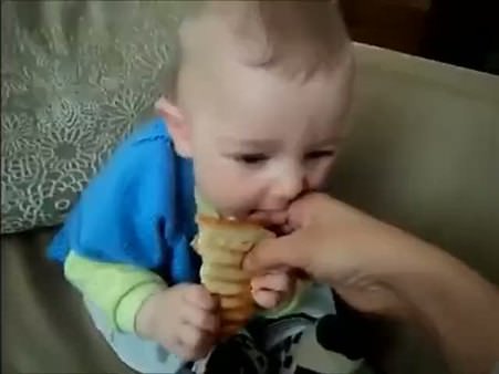Tost bağımlısı bebek