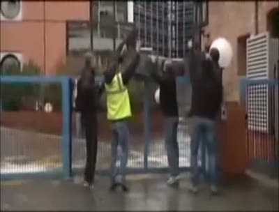 Resmi kurumların kapısına tonlarca dışkı döktüler