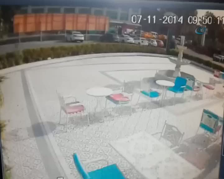 Virajı alamayan minibüs otobüs durağına girdi