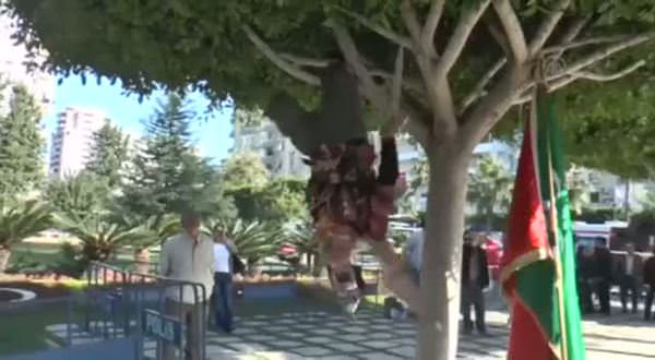 Ağaçta ters asılı şekilde Atatürk'ü andı