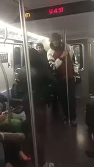 New York metrosunda kavga