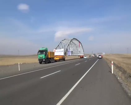 102 tonluk köprüyü 15 km taşıdılar