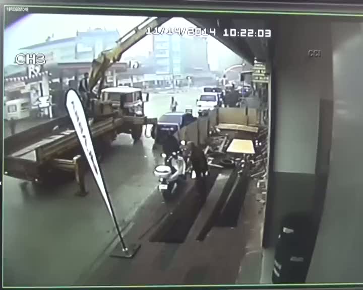 Bursa'da vinç devrildi işte o anlar