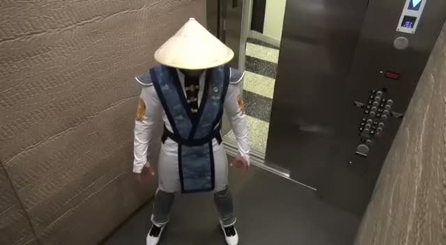 Asansörde ''Mortal Kombat'' şakası