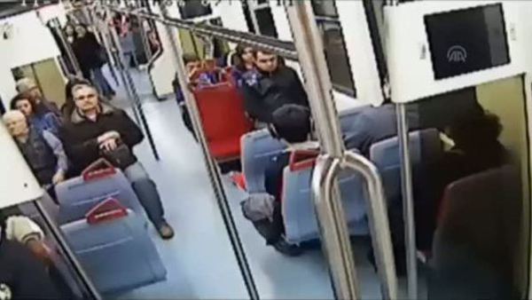Metroda kalp krizi geçiren kişi hayatını kaybetti