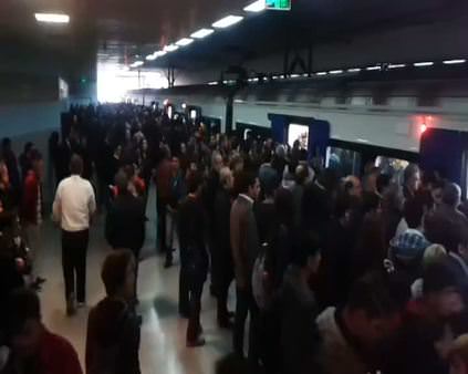 İzmir'de metro arıza yaptı istasyon taştı