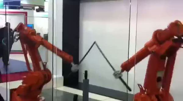 2 robot kılıçlarla savaşıyor