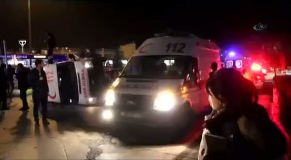 Ambulansla minibüs çarpıştı: 5 yaralı