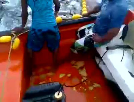 Balıkçılardan ilginç avlama tekniği