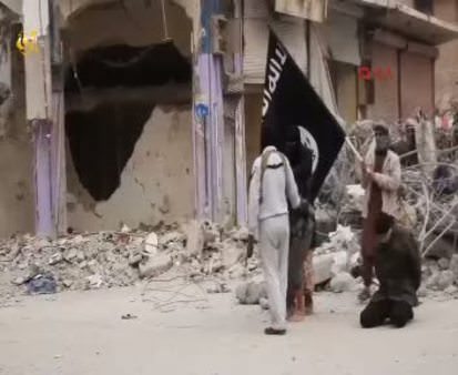 IŞİD 4 Suriye askerini infaz edip şehirde böyle dolaştırdı