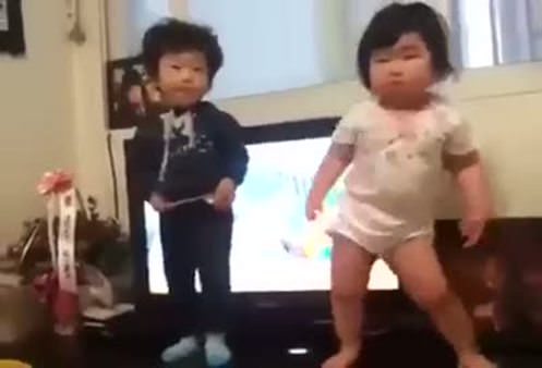 Bu bebekler çılgınlar gibi dans ediyor