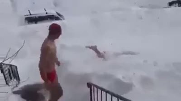 Bu adamlar karda yüzüyor