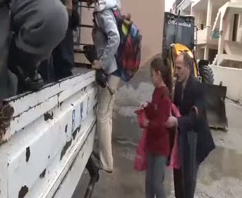 Kamyonet kasasında okula yolculuk