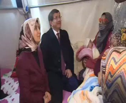 Davutoğlu çadırkentteki Suriyelileri ziyaret etti