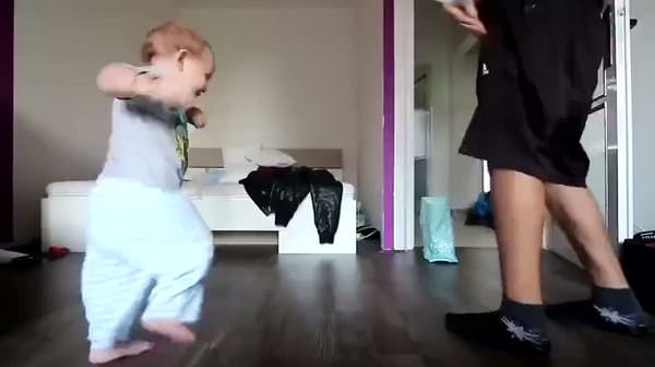 Babasıyla dans yarışı yapan bebek