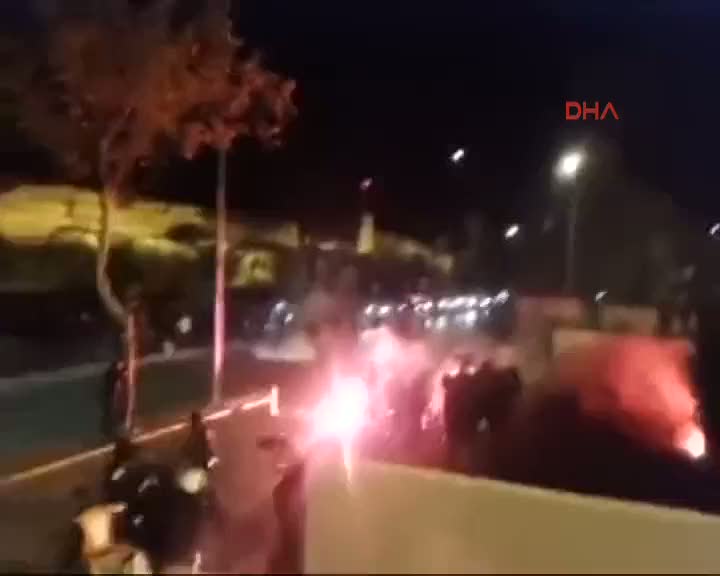 Galatasaray ile Kızılyıldız taraftarı böyle kavga etti