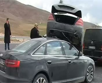 Bahçeli'nin konvoyunda zincirleme kaza