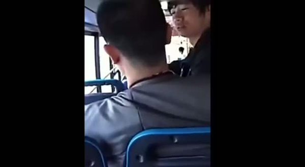 Otobüste tartıştığı adamı dövdü