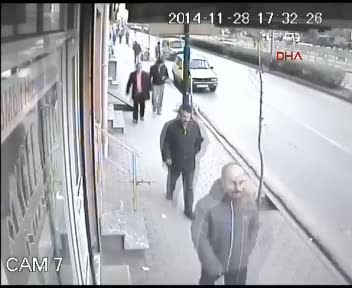 7. kattan düşen çocuğu havada yakaladı