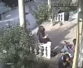 Okuldan kaçıp villayı talan ettiler