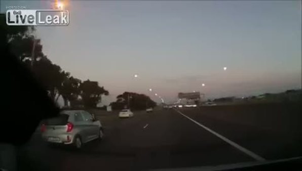 Üstü açık arabayla kaza yapınca sürücü havaya fırladı