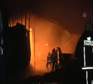 Sarıyer'de hurda deposunda yangın çıktı