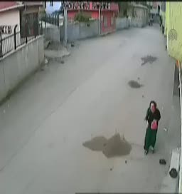 Adana'da kapkaç güvenlik kamerasında