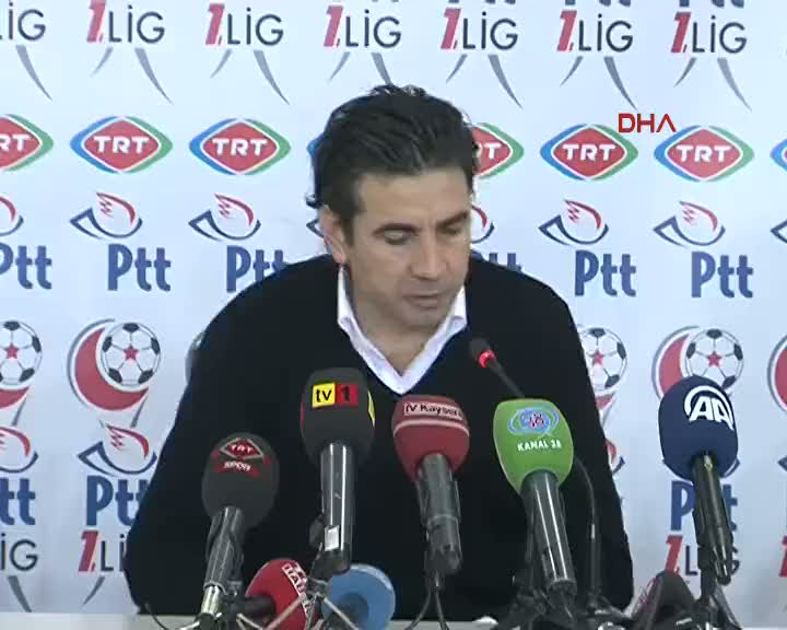 Osmanlıspor teknik direktörü, gazetecinin üstüne yürüdü