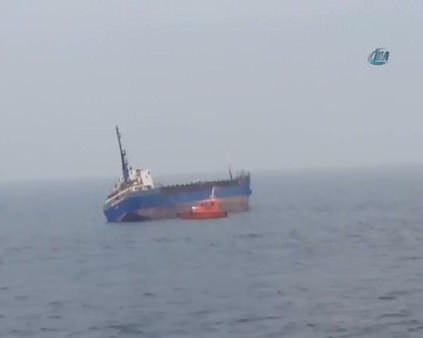 Tuzla'da yük gemisi yan yattı
