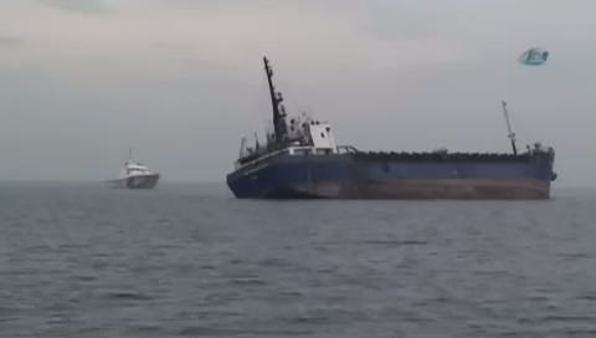 Tuzla'da yan yatan gemiyi kurtarma çalışmaları sürüyor