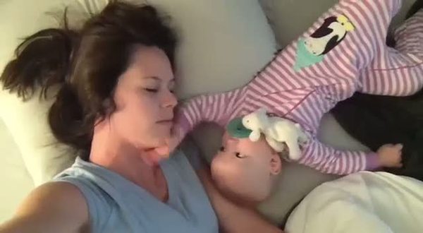 Annesini uyutmayan bebek