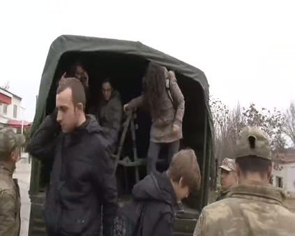 Mahsur kalan öğrenciler askeri araçla taşındı