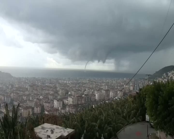 Antalya'da denizde dev hortum