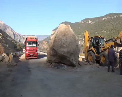 Mersin'de yola 100 tonluk kaya düştü