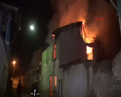 Konya'da kerpiç ev yandı
