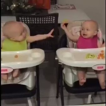 Bu sevimli ikiz bebekler çok paylaşımcı