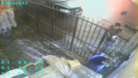 Acemi hırsızın başına gelmeyen kalmadı işte o anlar