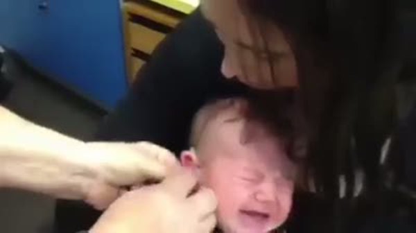 7 haftalık bebeğin ilk kez sesleri duyması