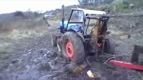 Çiftçi saplanan traktörünü bakın nasıl çıkardı