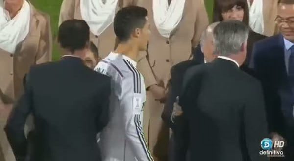 Ronaldo, Platini'nin yüzüne bile bakmadı