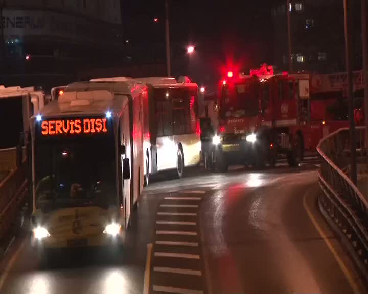 Metrobüsün motoru alev aldı
