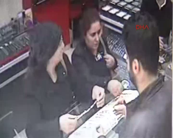 Altın bilekliği işte böyle çaldılar!