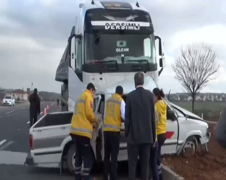 Elazığ'da TIR kamyonete çarparak sürükledi: 4 ölü