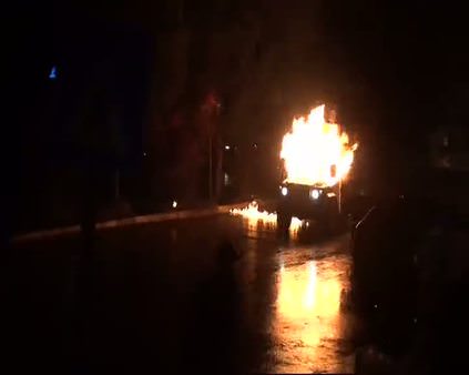 Polis arabasına Molotoflu saldırı