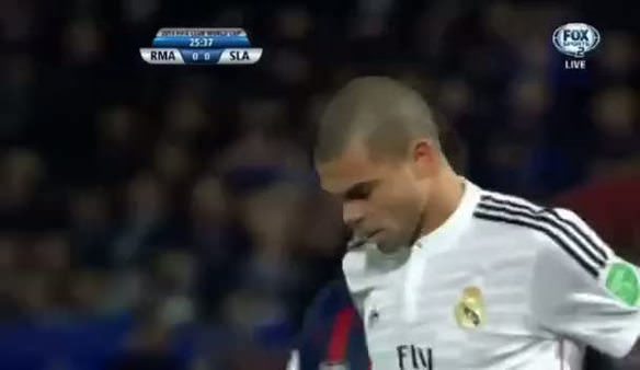 Pepe'den futbol tarihinin en kötü taç atışı