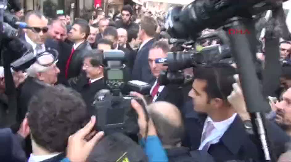 Üsküp'te bir vatandaş Davutoğlu'na sarılıp ağladı