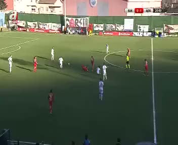 Veli Kavlak rakibin kırmızı kart görmesini önledi