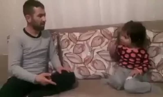 Babayla kızının kavgası güldürdü